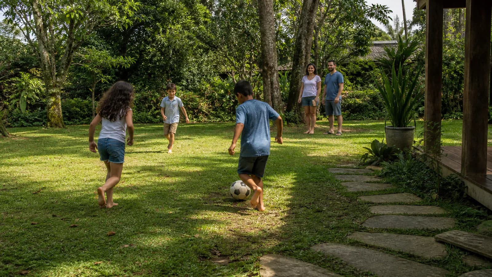 Crianças brincando em gramado familiar com sol e sombra, em imagem editorial conceitual