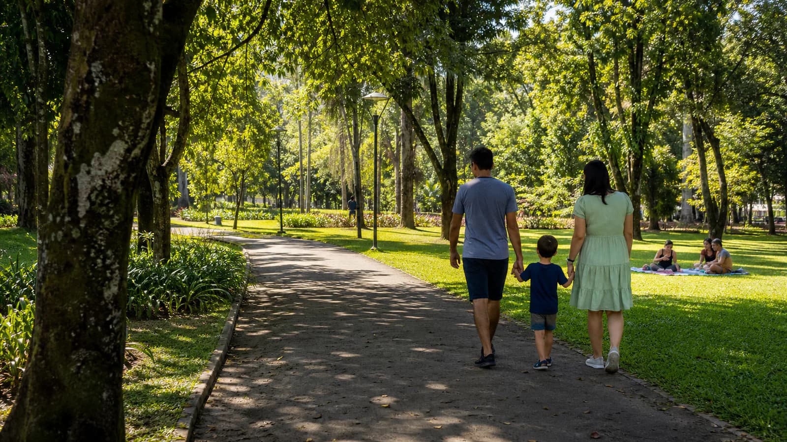 Família caminhando com responsabilidade em parque urbano arborizado, em imagem editorial conceitual